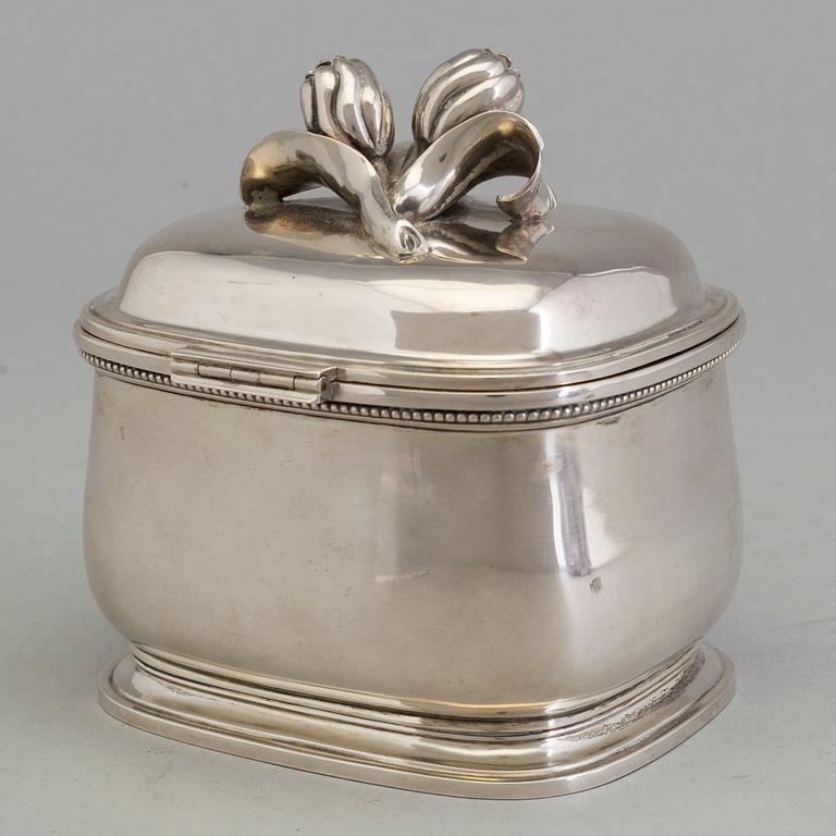 A sterlingsilver box and a sugar tong, Borgila, Stockholm 1952. Weight ca 425 grams.