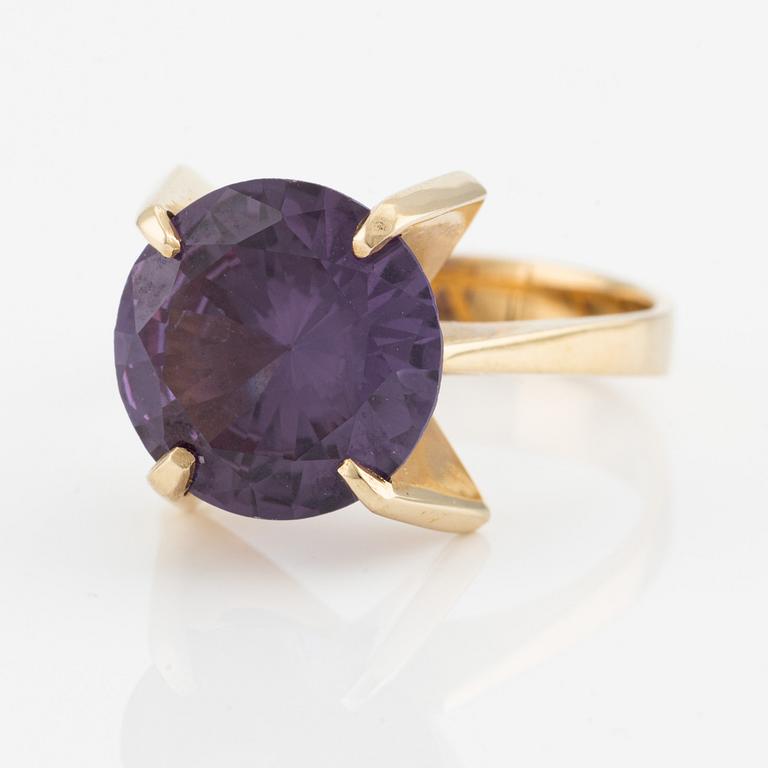 Ring in 14K gold with a synthetic colour-changing sapphire.