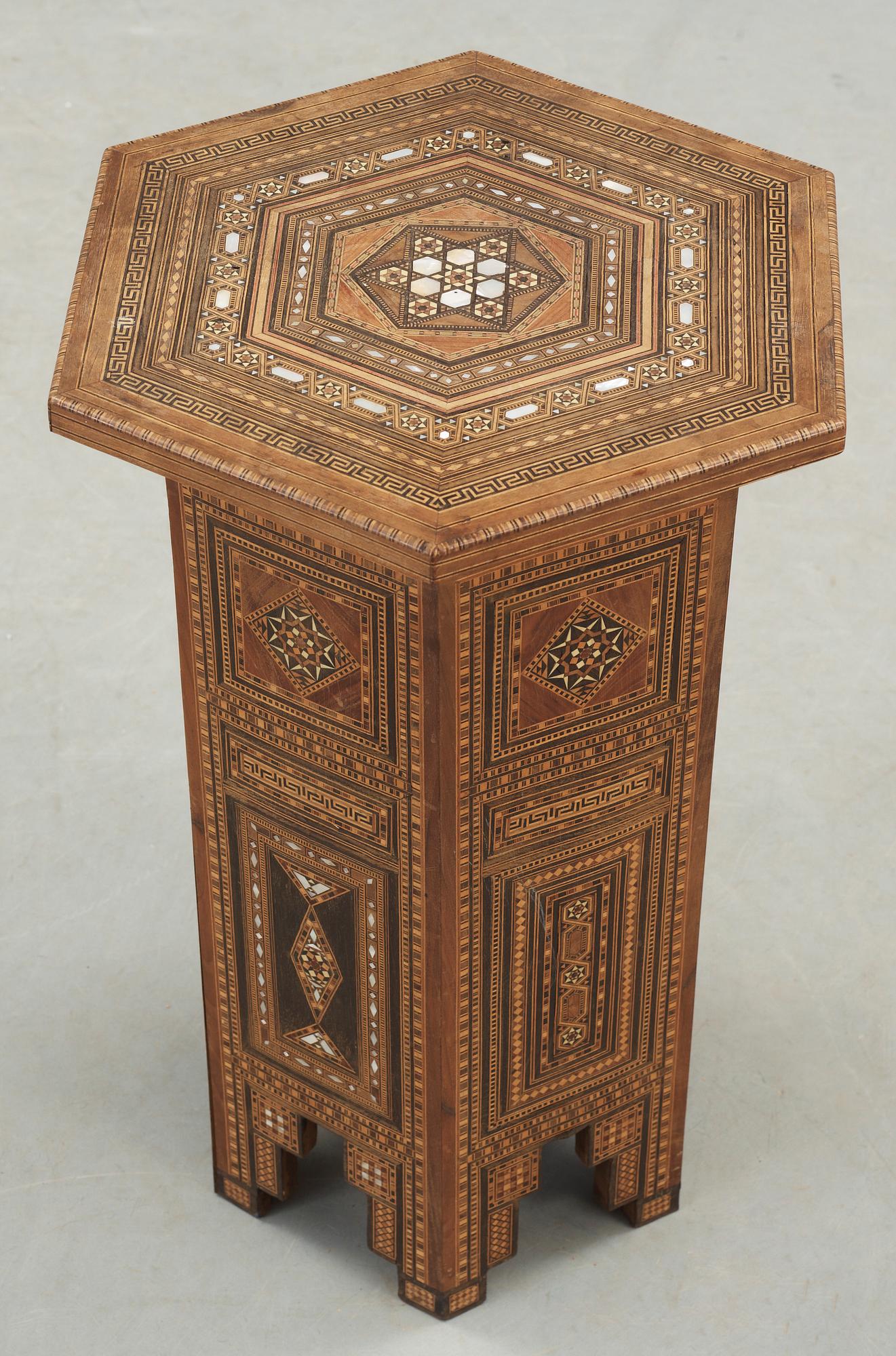 RÖKBORD, orientalisk, 1800-talets andra hälft.