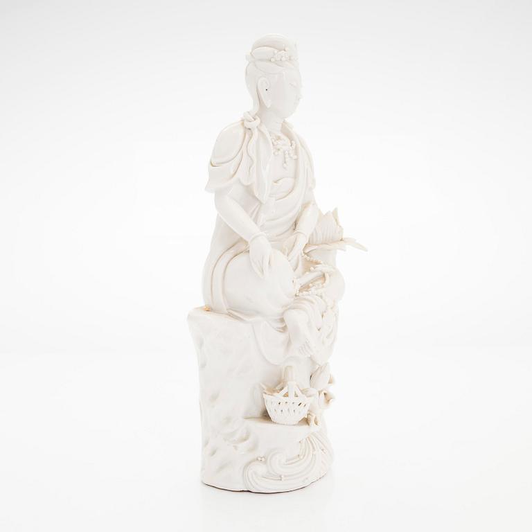 A blance de chine figure of Guanyin, Qing dynasty, 19th century.