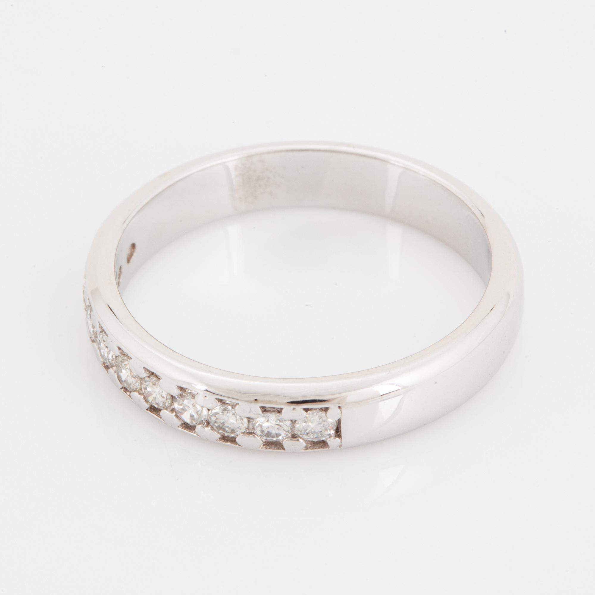 RING, halvallians med briljantslipade  diamanter.