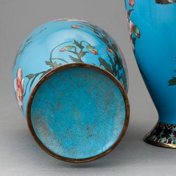 VASER, ett par, cloisonné, Japan, 1800/1900-tal.