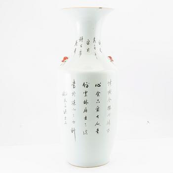 A Chinese vase, 20th century.