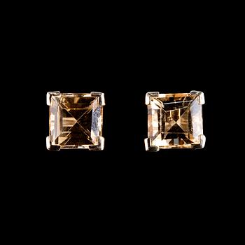 63. A PAIR OF EARRINGS, Cambodian square cut golden beryl 1.85 ct.