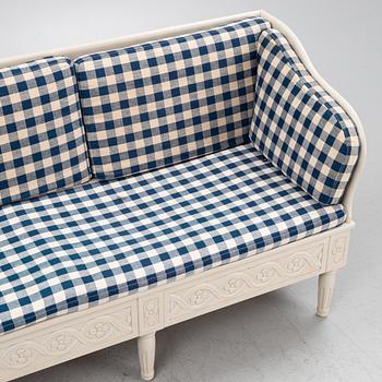 Trågsoffa, Gustaviansk stil, "Svensksund", ur IKEA:s 1700-talsserie, 1900-talets slut.