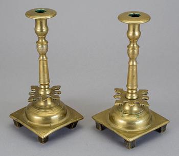 LJUSSTAKAR, ett par, mässing, Östeuropa, 1700-tal.