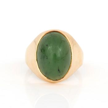 RING med cabochonslipad nefrit.