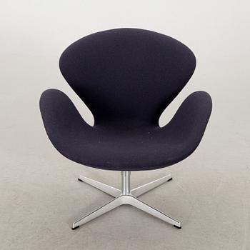 AN ARNE JACOBSEN "THE SWAN" ARMCHAIR, Fritz Hansen 2017.