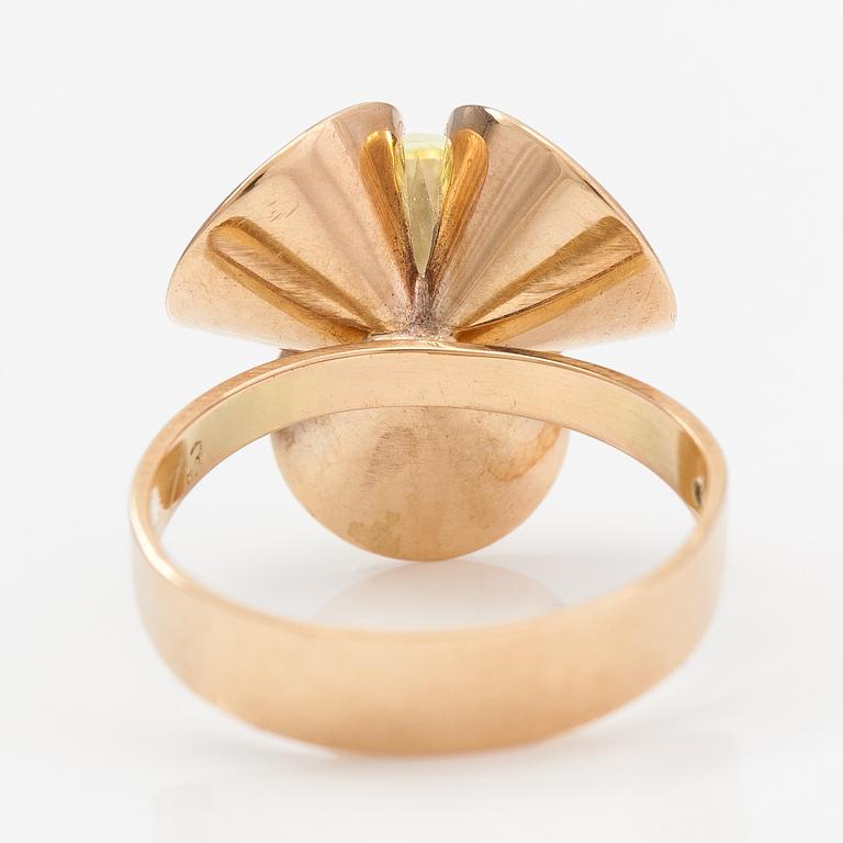 Elis Kauppi, A 14K gold rig with a synthetic spinel. Kupittaan kulta, Turku 1972.