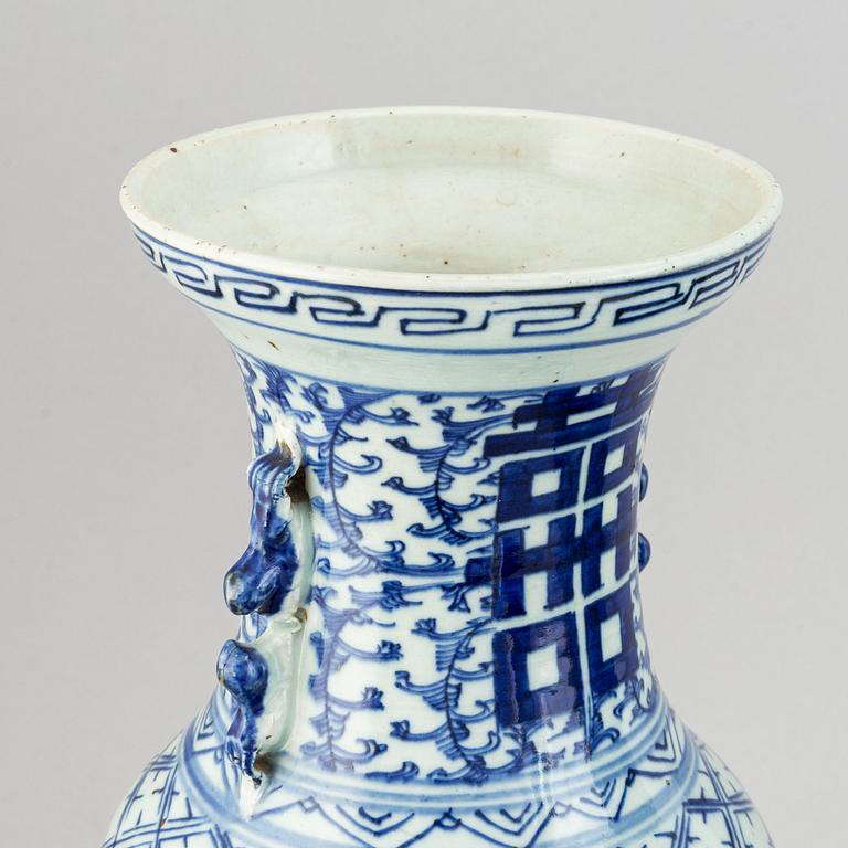 Two blue and white floor vases, Qing dynasty, early 20th century.