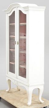 VITRINSKÅP, rokokostil, 1900-tal.