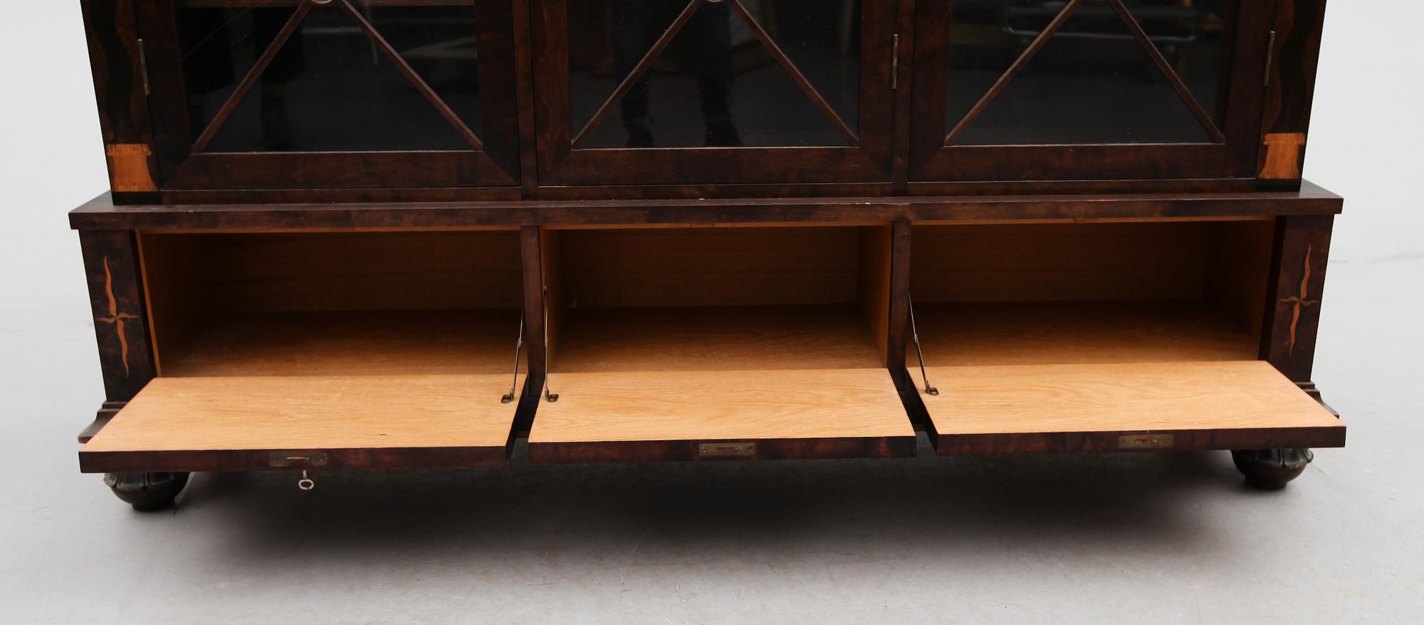 BOKSKÅP, 1900-talets första hälft.