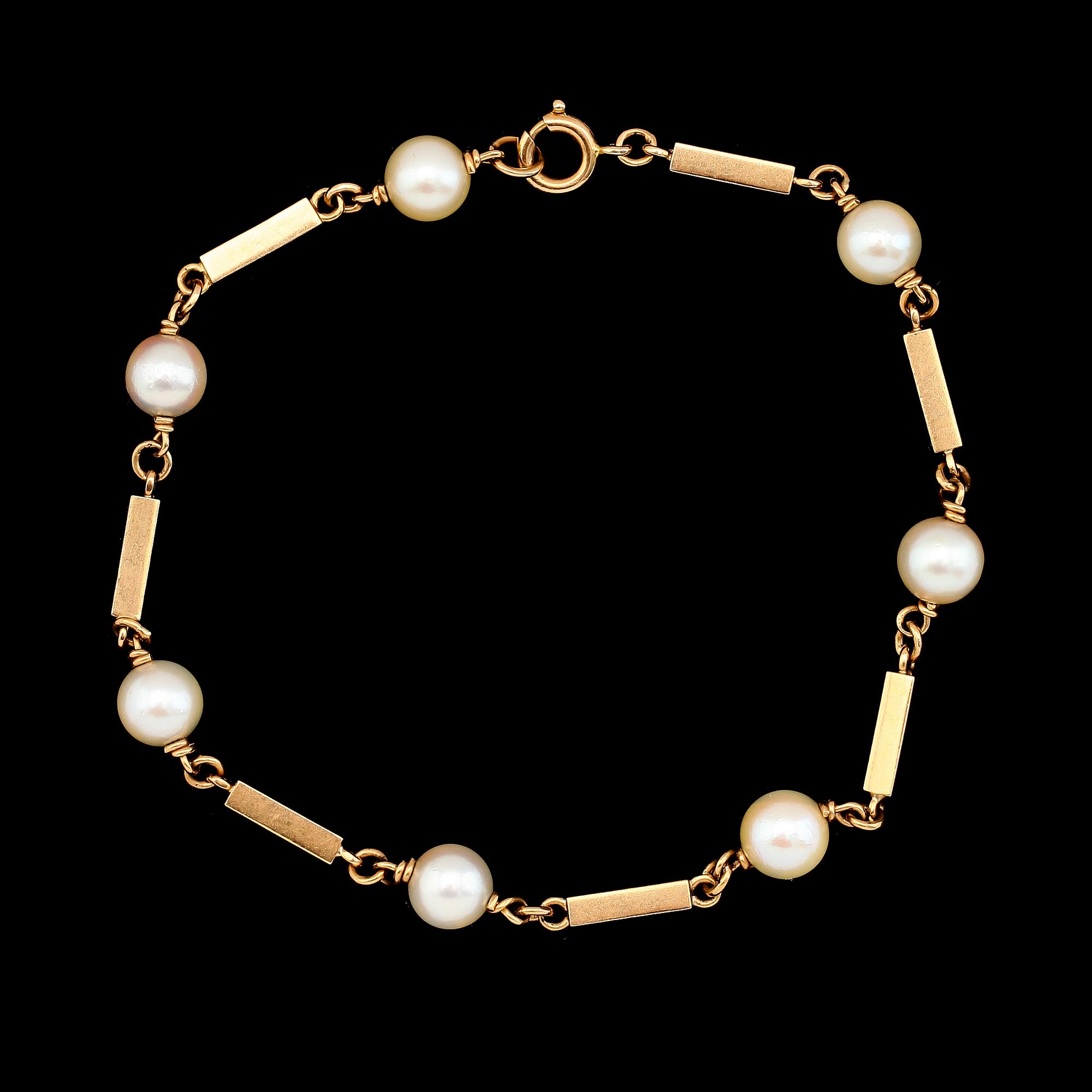 ARMBAND, 18K guld och odlade pärlor, svenska stämplar 1961. Total vikt ca 6,8 g.