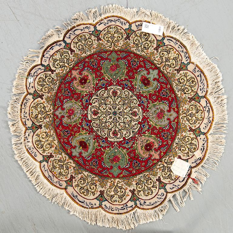 A semiantique Tabriz carpet diameter 95 cm.