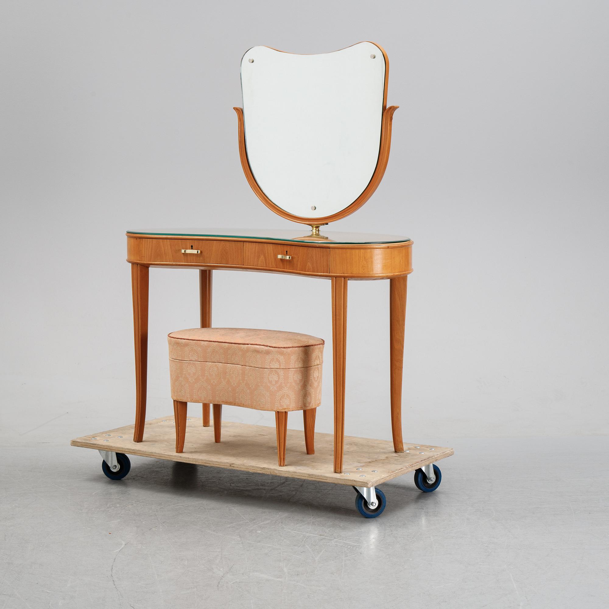 Axel Larsson, attributed to. An elm dressing table and stool, Swedish Modern, Bodafors SMF, 1940's.