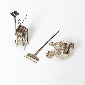 Saltkar / miniatyrer sju stycken, samt netsuke, delvis silver och buxbom, Japan, delvis Meiji (1868-1912).