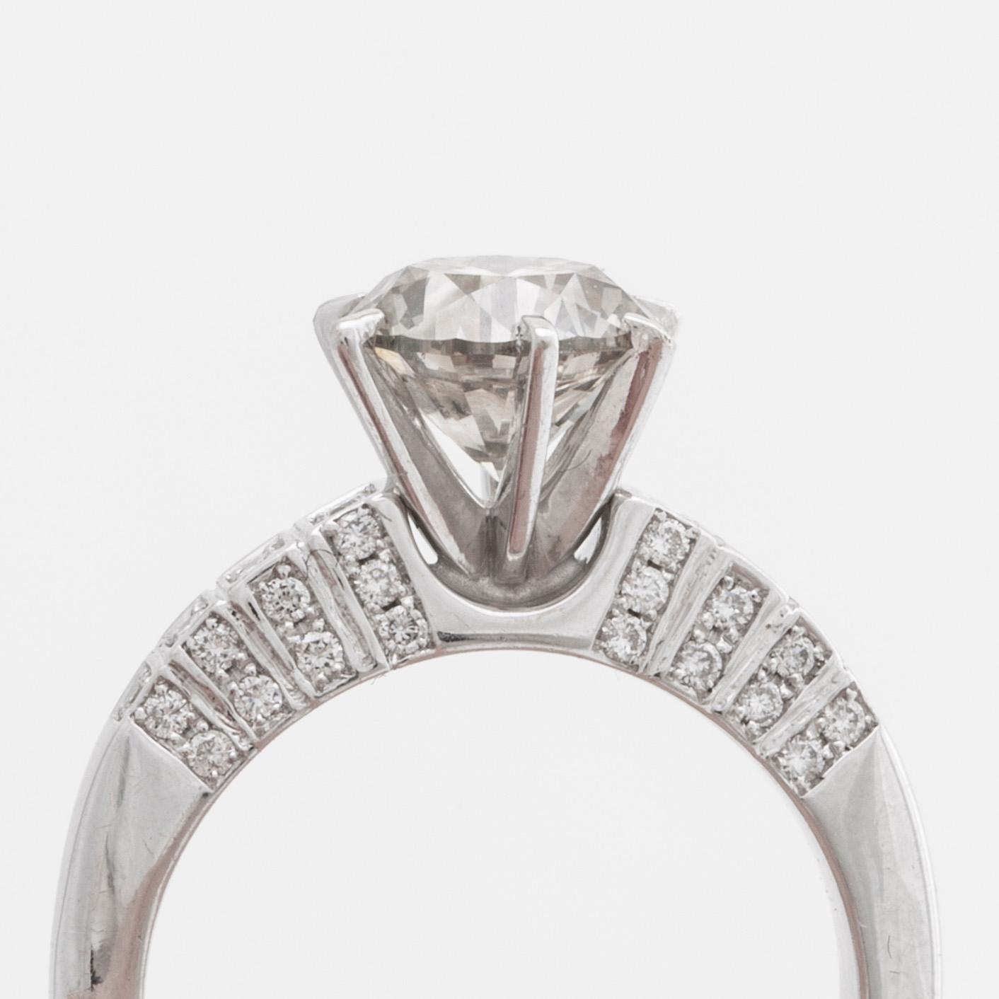 RING 14K vitguld m 1 briljant ca 1,8 ct, ca L-M VS, sidostenar ca 0,25 ct totalt.