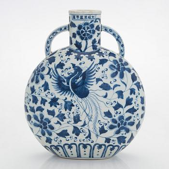 A blue and white flattened pilgrim vase, China, 20th century.