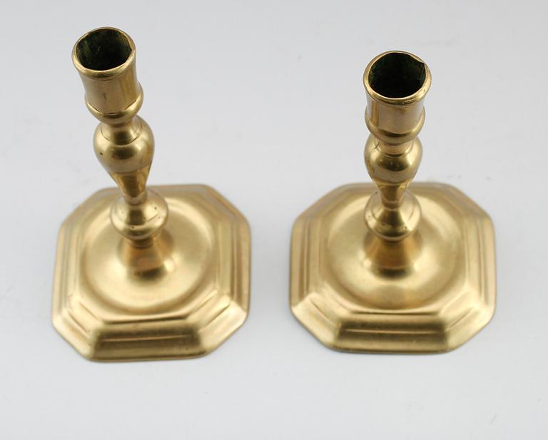 LJUSSTAKAR, 1 par, mässing, barock, 1700-tal.