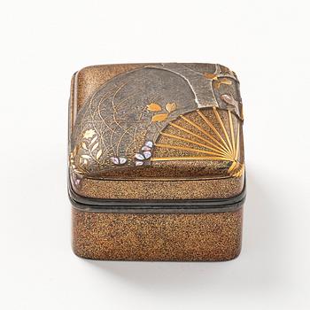 Ask med lock, lack, s.k. Kobako. Japan, Edoperioden (1666-1868).
