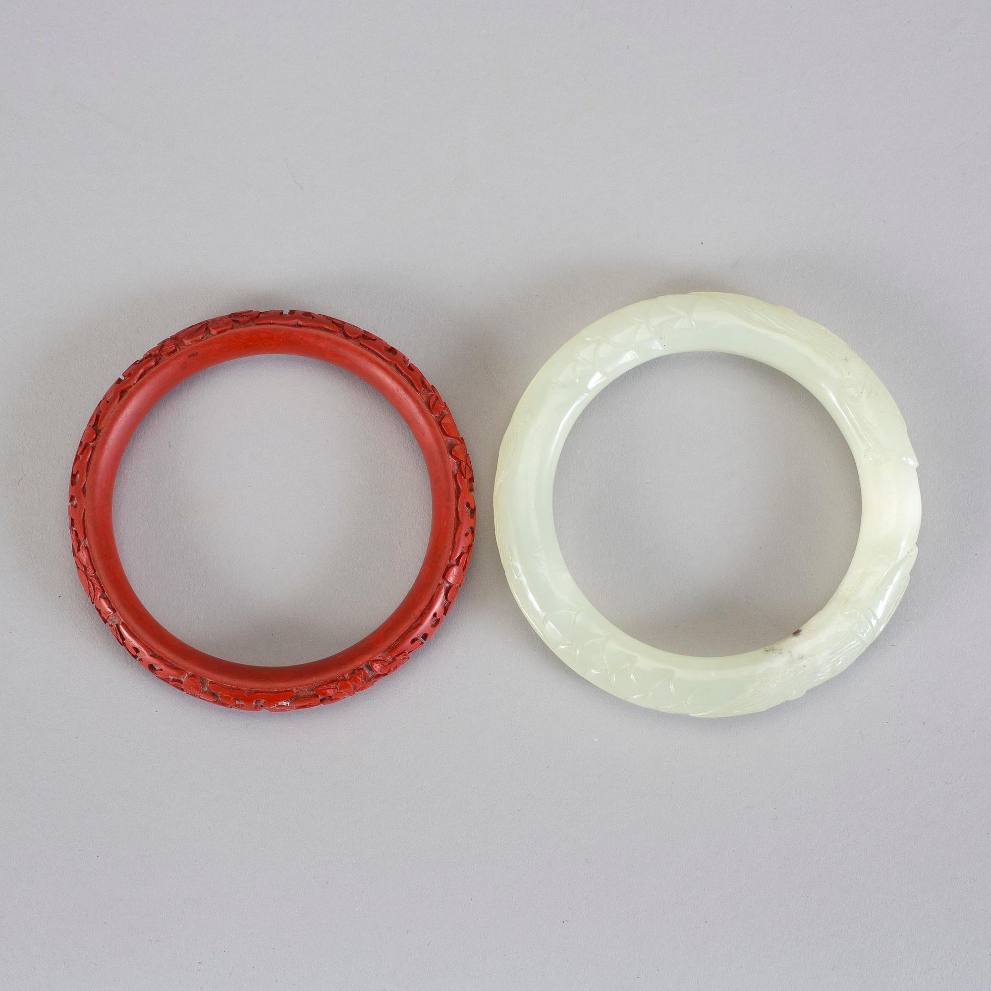 ARMBAND, 2 st. Kina, 1900-tal. Jade och lack.
