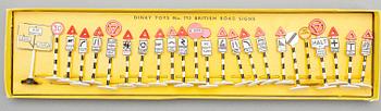 LEKSAKER, vägskyltar, Dinky Toys, England 1950-tal.