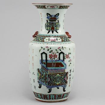 VAS, porslin, Kina, 1900-tal.