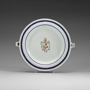 305. A large armorial hot water dish, Qing dynasty, Jiaqing (1796-1820).