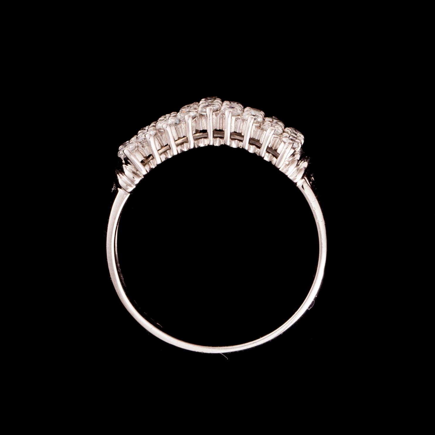 RING, platina (900), briljantslipade diamanter. Vikt ca 5,4 g.