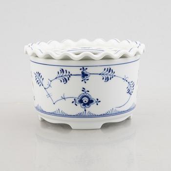 A porcelain "Musselmalet" Teapot warmer, model 9787, Royal Copenhagen, 1939.