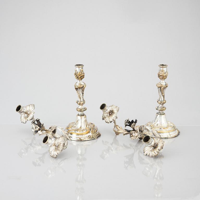 Kandelabrar, för två ljus, ett par,  försilvrad mässing, argent haché, Rokoko.