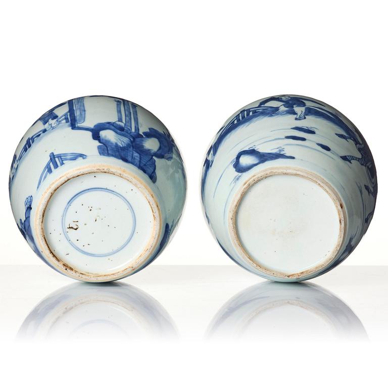 Urnor, två stycken snarlika, porslin. Qingdynastin, Kangxi (1662-1722).