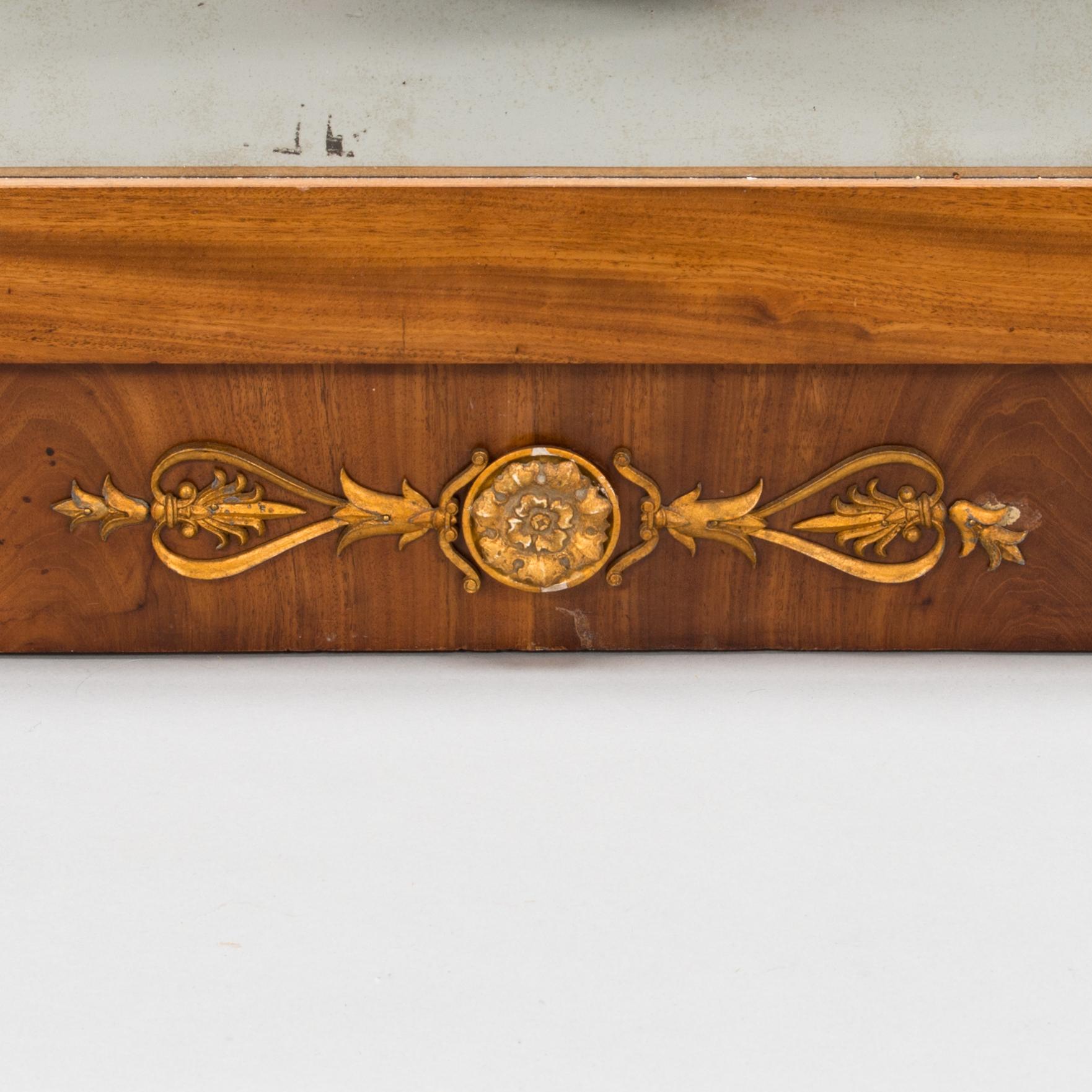 Spegel, empire, Jonas Frisk (spegelfabrikör i Stockholm 1805-1824). Bär Jon: Frisks Spegelfabriks etikett.