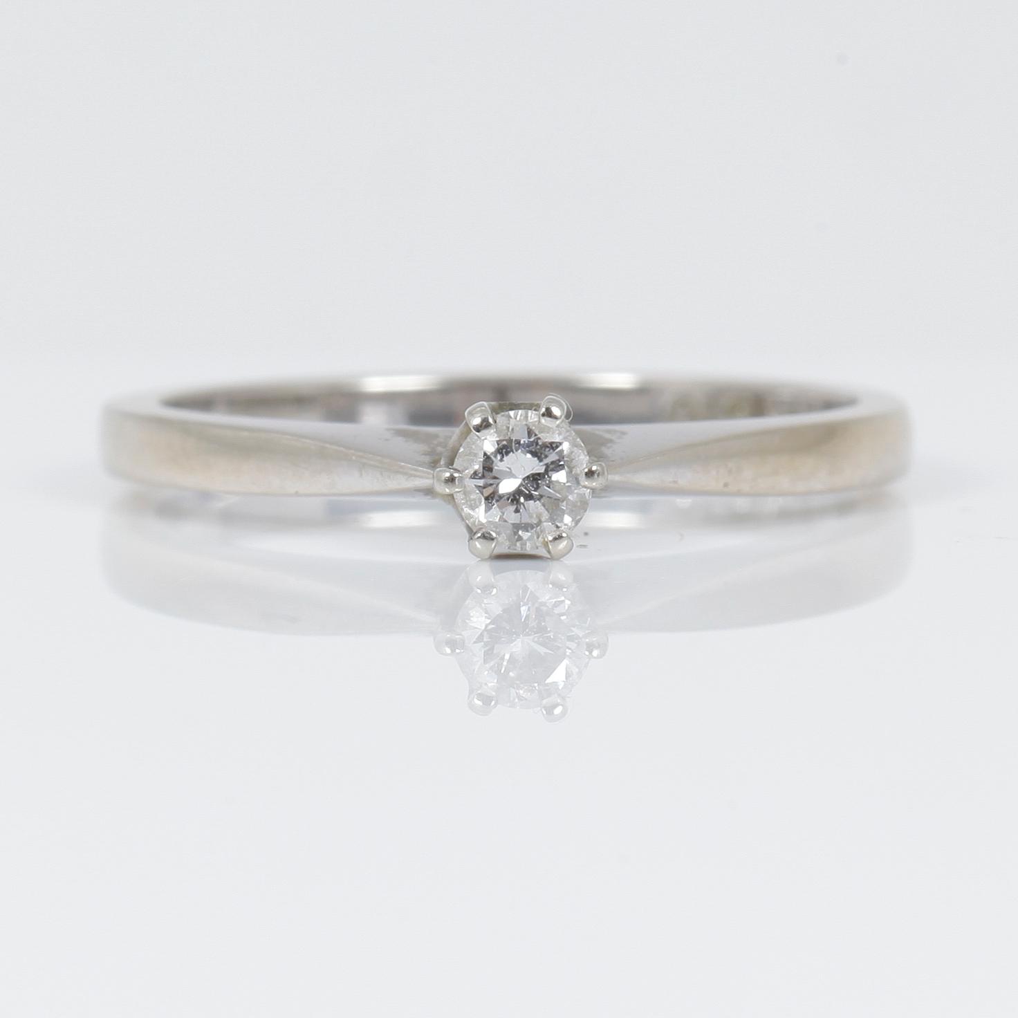 RING, 18 k vitguld med briljantslipad diamant 0,13ct enl gravyr.