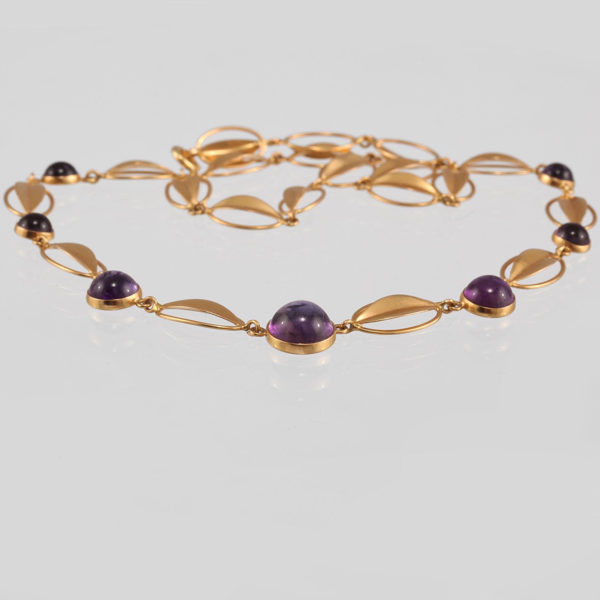 COLLIER, 18K guld med 7 cabochonslipade ametister, kattfotstämplad. Vikt 14,1 gram.