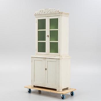 A painted vitrine cabinet from around the year 1900.