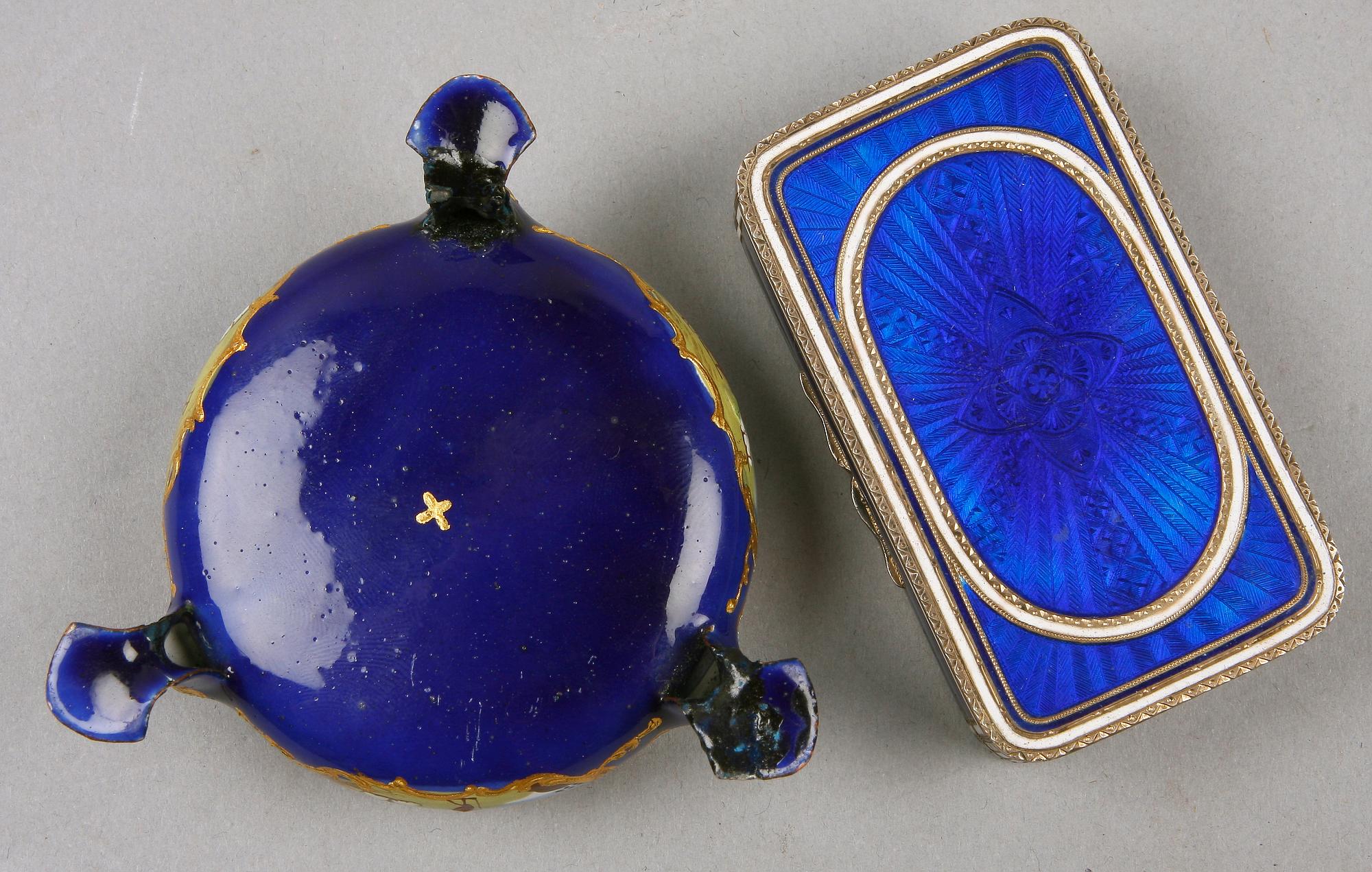 DOSA SAMT SALTKAR, silver och emalj resp mässing och emalj, troligen Frankrike och 1800-tal.