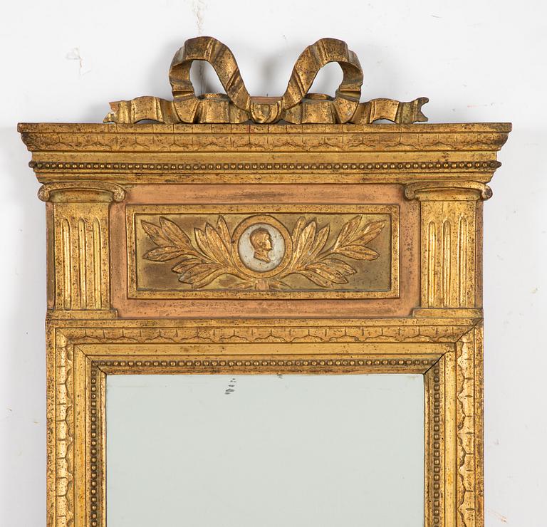 A late Gustavian mirror, around the year 1800.