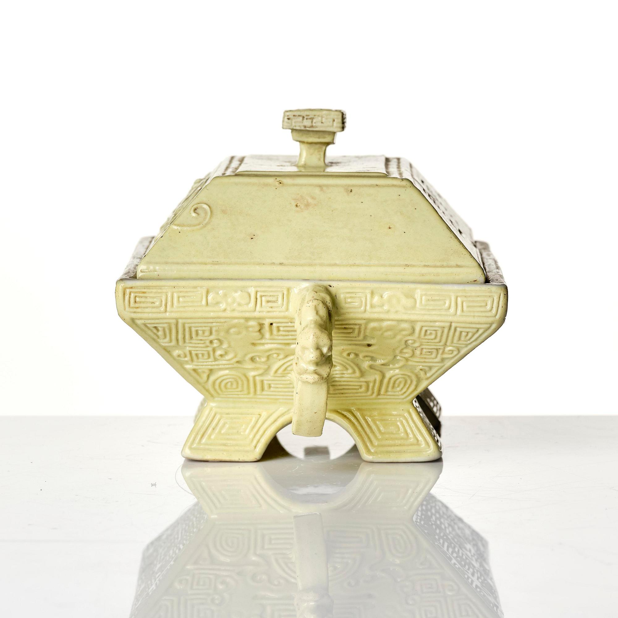 An archaistic porcelain vessel with cover, Qing dynasty with Guangxu six character mark and of the period (1875-1908).