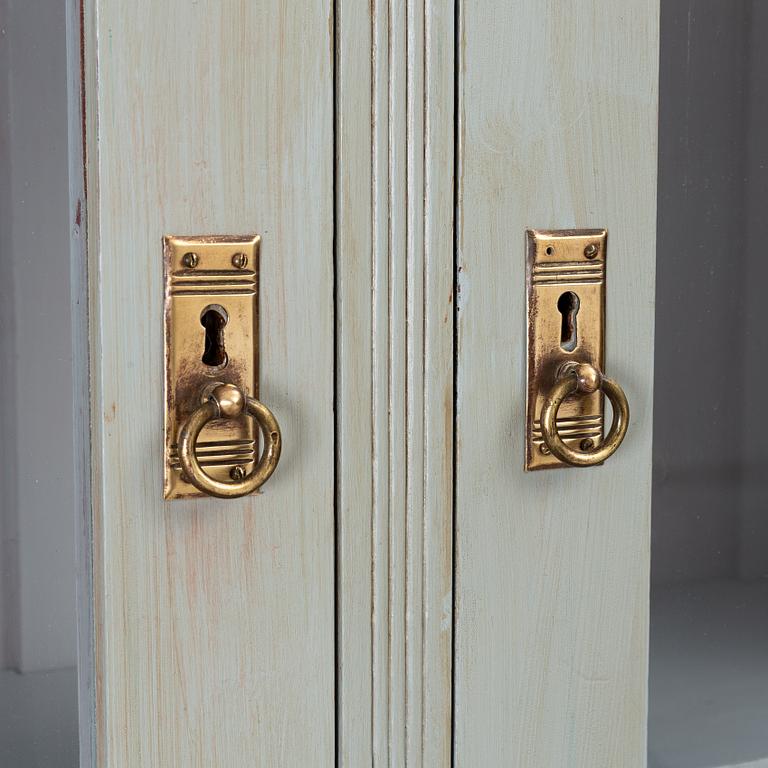 Vitrinskåp, 1900-talets början.