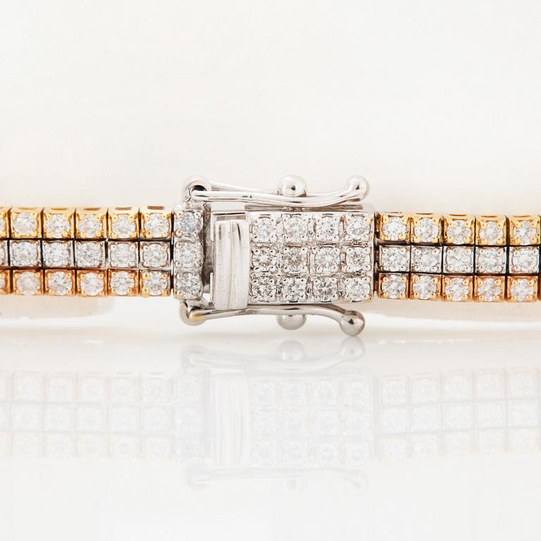 An 18K gold bracelet set with round brilliant-cut diamonds.