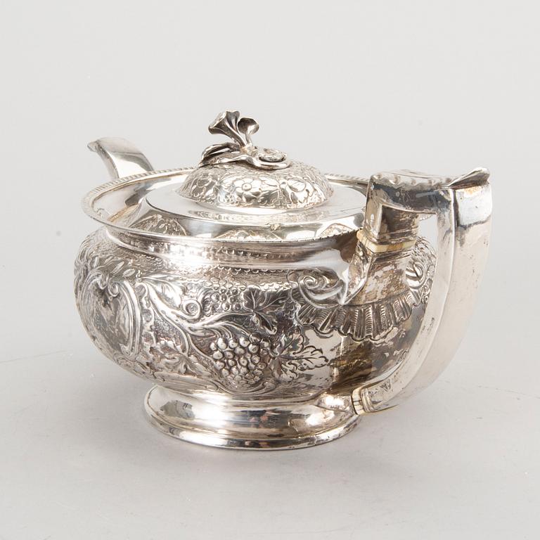 A SILVER TEAPOT DUBLIN 1817.