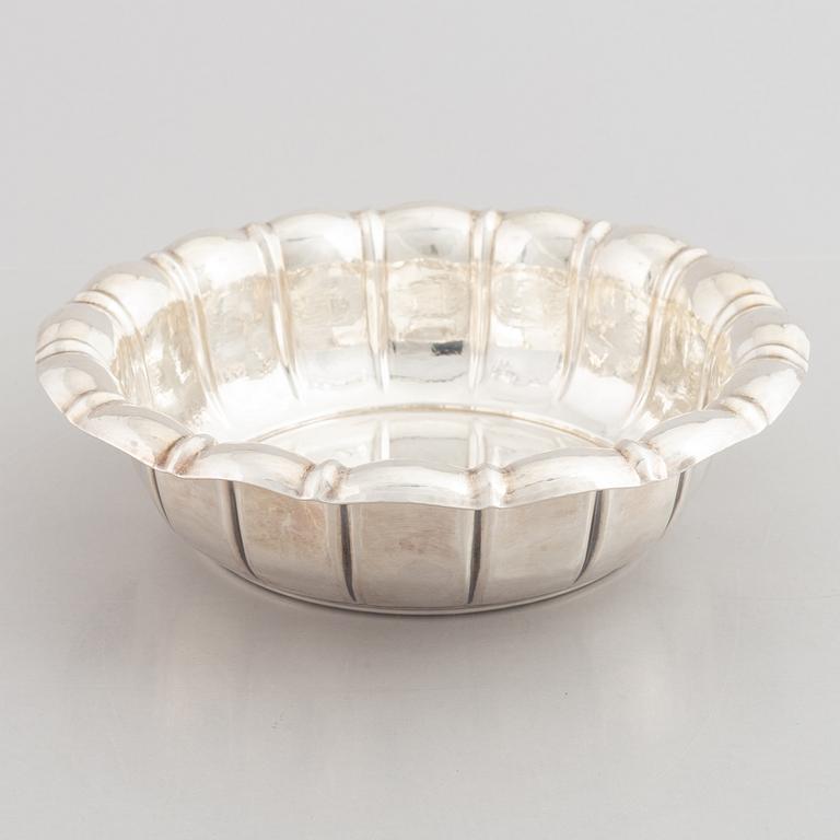 A German silver 800 bowl, mark of Läger & Co, Hanau, Germany, early 20th Century.