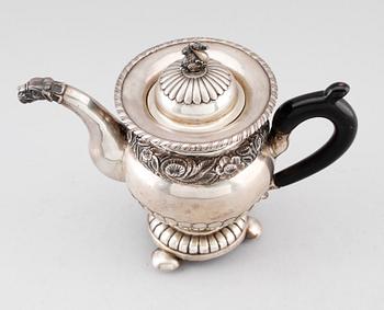 KAFFEKANNA, silver, Carl Wentzel, Köpenhamn, 1800-talets första hälft. Vikt ca 570 gram.