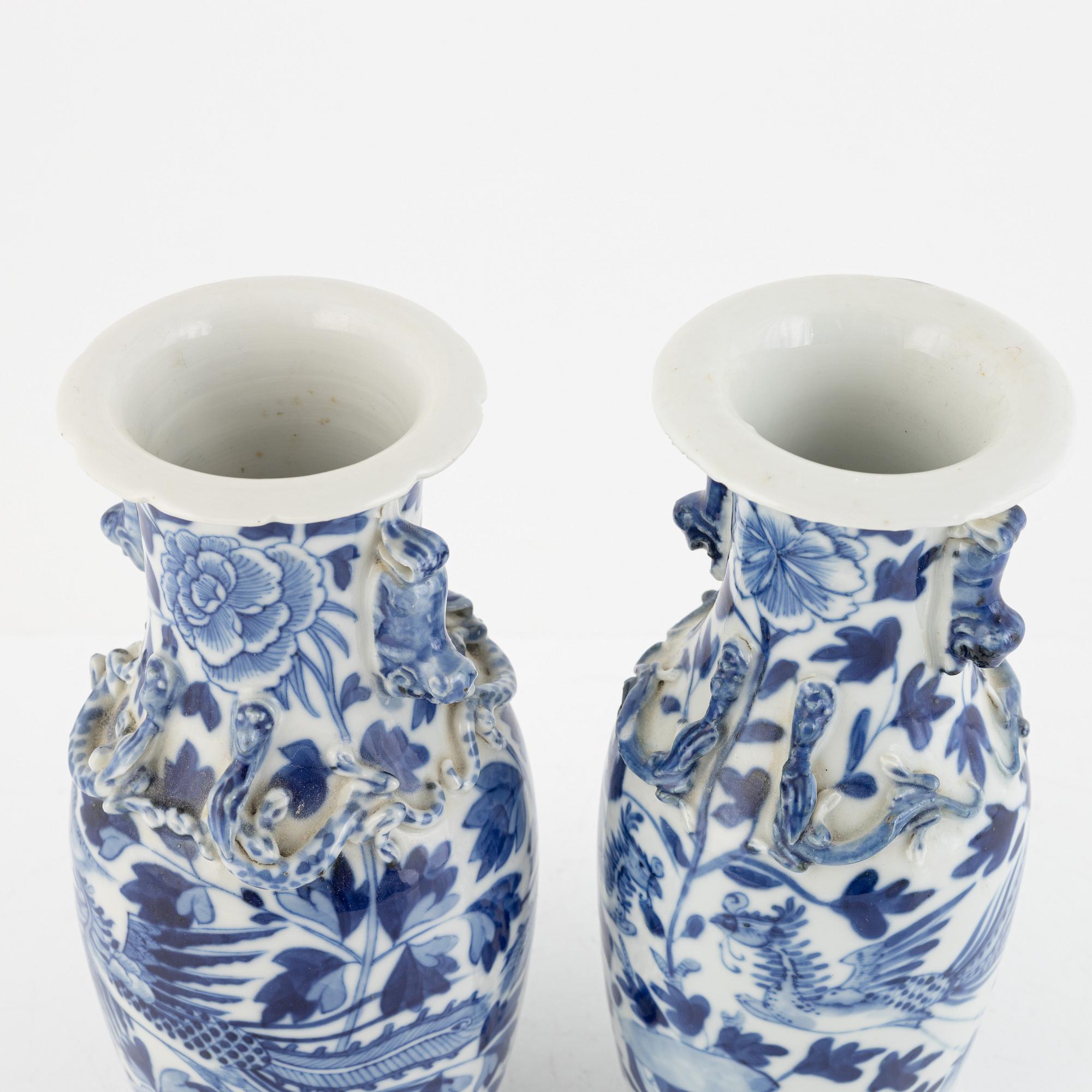 Two Chinese blue and white vases, 19th/20th century.