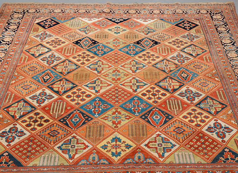 Matta, semiantik Keshan Motachem, ca 292-297 x 220-236 cm (samt en kortsida med 0,5-1 cm slätväv).