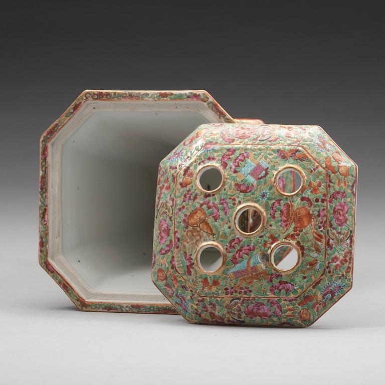 TULPANVAS med LOCK, porslin. Qingdynastin, Kanton, 1800-tal.
