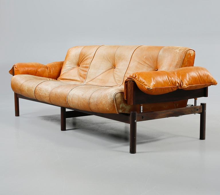 SOFFA SAMT FÅTÖLJER, ett par, "MP 13", Percival Lafer, MP Lafer, omkring 1970. CITES-intyg medföljer.