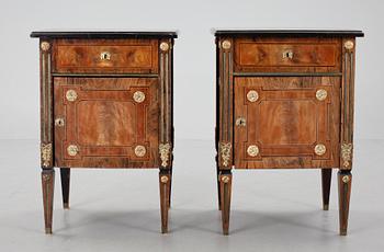 POTTSKÅP, ett par, Louis XVI-stil, tidigt 1900-tal.