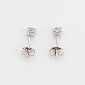 Örhängen, med briljantslipade diamanter.